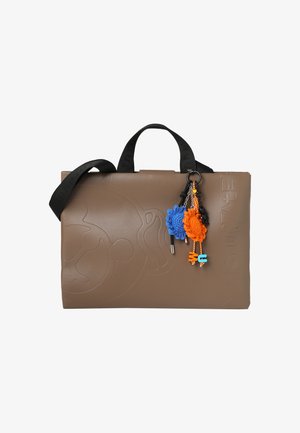Ruda dirbtinės odos nešiojimo rankinė su reljefiniu dizainu ir juodomis rankenomis. Puošta spalvingais raktų pakabukais su mėlynomis ir oranžinėmis detalėmis.