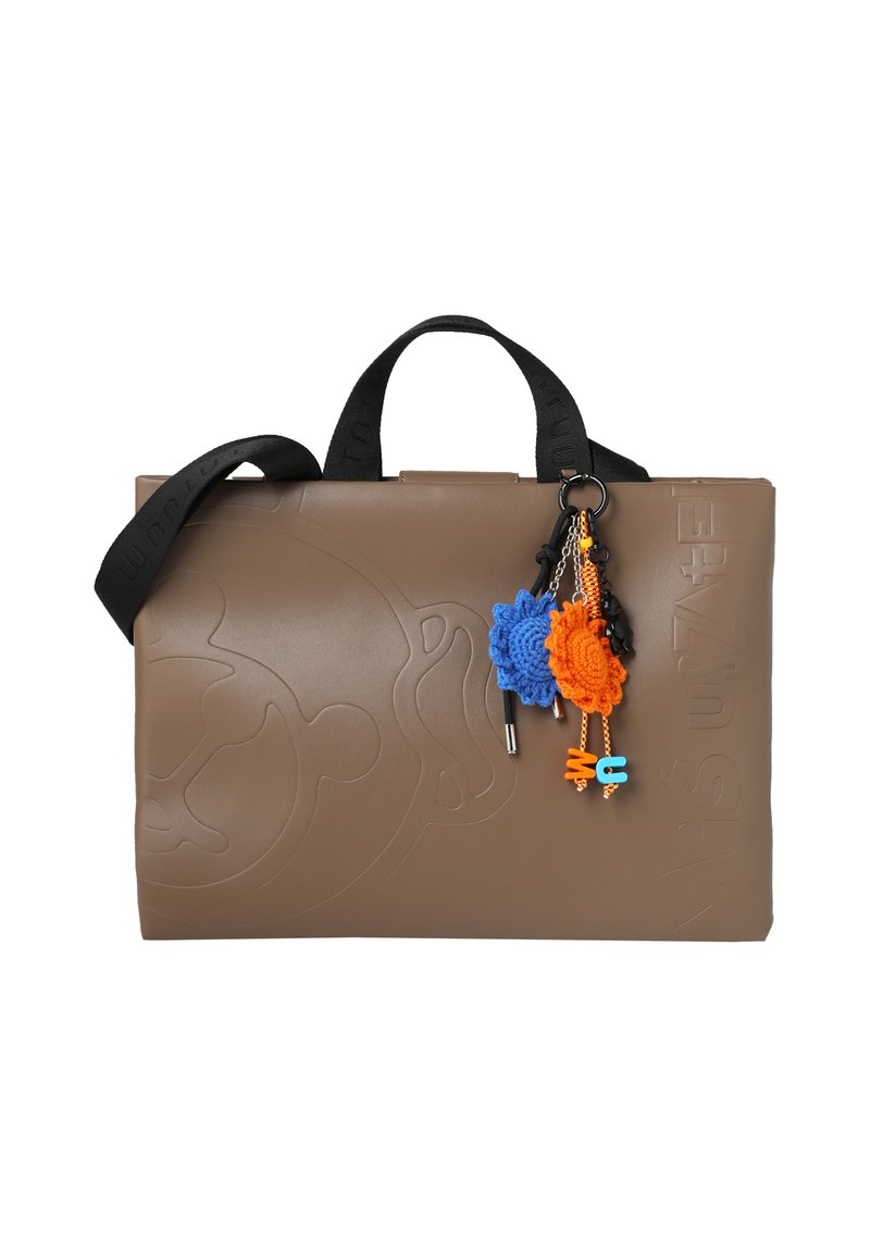 Hnedá taška na rameno z umelého koženého materiálu s reliéfnym vzorom a čiernymi rúčkami. Obsahuje farebné prívesky na kľúče s modrými a oranžovými akcentmi.