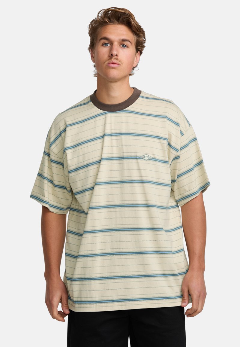 Camiseta de manga corta color crema con rayas azules horizontales, cuello redondo marrón y un pequeño logo en la parte izquierda del pecho.
