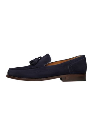 Mocassino in suede blu navy con punta arrotondata, dettaglio a frange sul davanti e tacco in legno marrone a contrasto. Texture liscia.