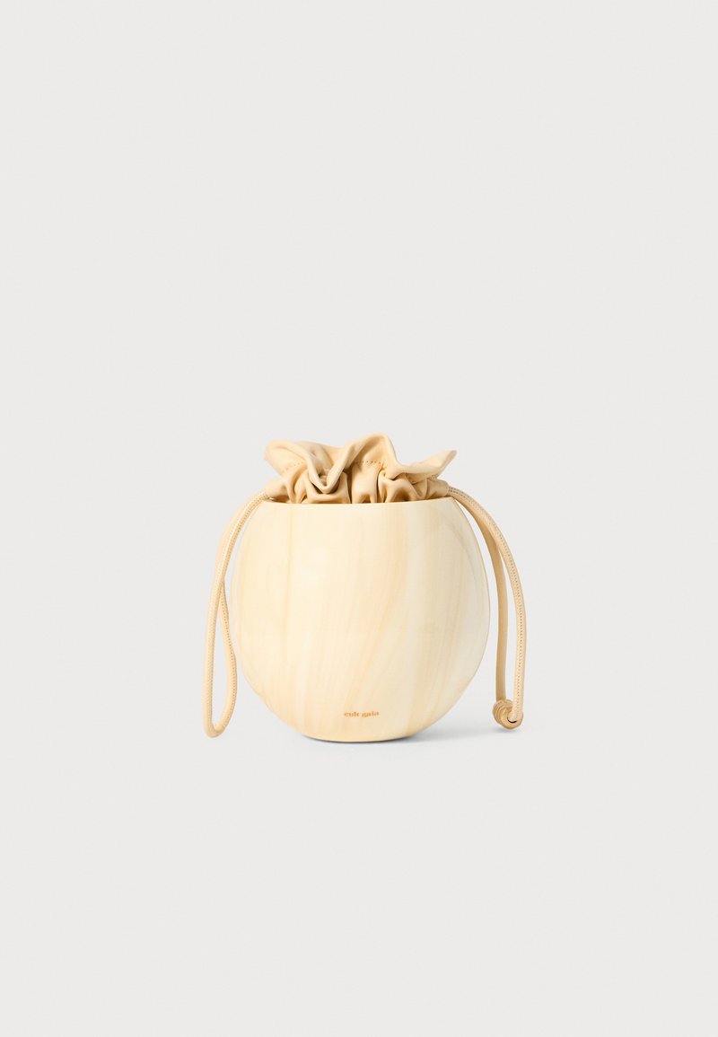Geantă din ceramică bej, cu un model marmorată, prevăzută cu șnur, având un interior dintr-un material textil de culoare deschisă și o formă rotundă. Design minimalist, cu branding subtil.