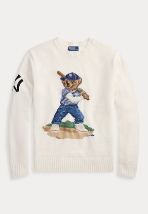 Biely pletený sveter s vyšívaným medveďom v baseballovom oblečení, držiacim pálku. Obsahuje rebrované manžety a golier.