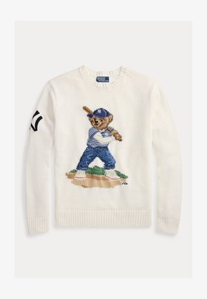 Suéter blanco de punto con un oso bordado vestido con ropa de béisbol, sosteniendo un bate. Incluye puños y cuello de canalé.