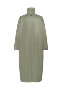 Long manteau vert clair avec col montant, manches longues, poignets à boutons et couture centrale au dos, vu de dos.