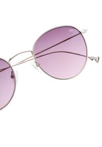 Aurinkolasit suurilla ovaaleilla linsseillä, joissa on liukuvärjätty purppura, ohut hopeinen metallikehys ja läpinäkyvät nenälaput. Sisältää kaksoissillan suunnittelun.