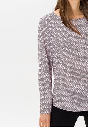 Maglietta a maniche lunghe con stampa geometrica in colori rosso e navy su base bianca, realizzata in un tessuto morbido e leggero con scollo rotondo.