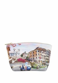 Pochette cosmetica in cotone con una scena stampata colorata di una piazza cittadina, decorata con una vespa e dettagli floreali. Chiusura con zip dorata.