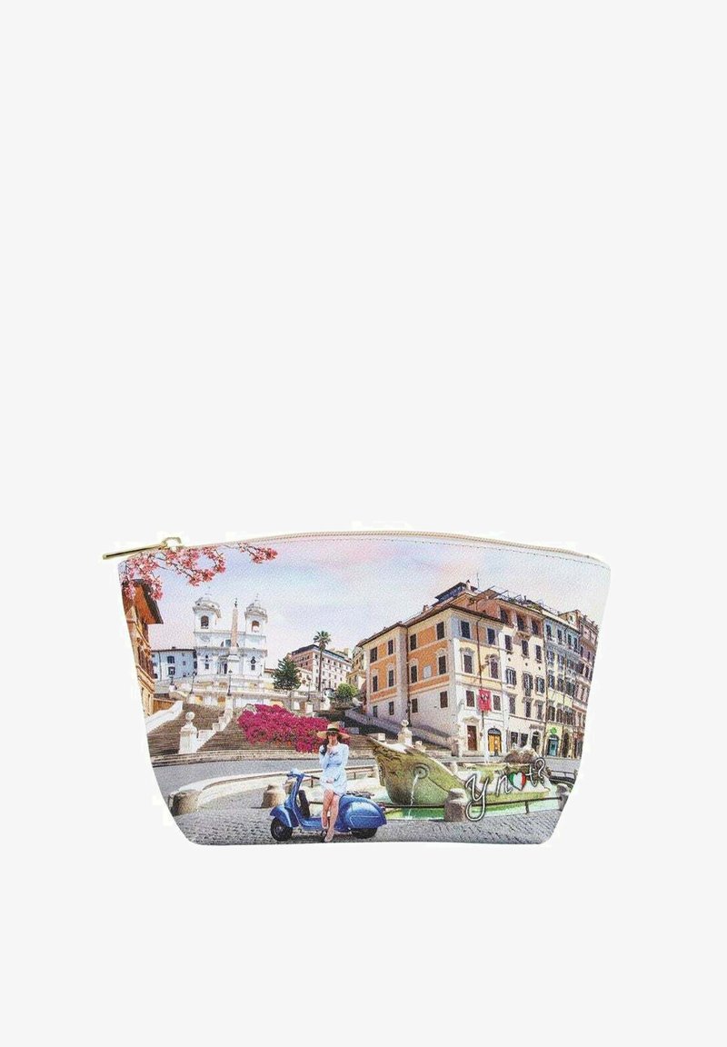 Pochette cosmetica in cotone con una scena stampata colorata di una piazza cittadina, decorata con una vespa e dettagli floreali. Chiusura con zip dorata.
