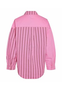 Bakside av rosa skjorte med lange ermer, vertikale røde striper på kroppen og venstre erme, ensfarget rosa høyre erme, og mansjetter med knapper.