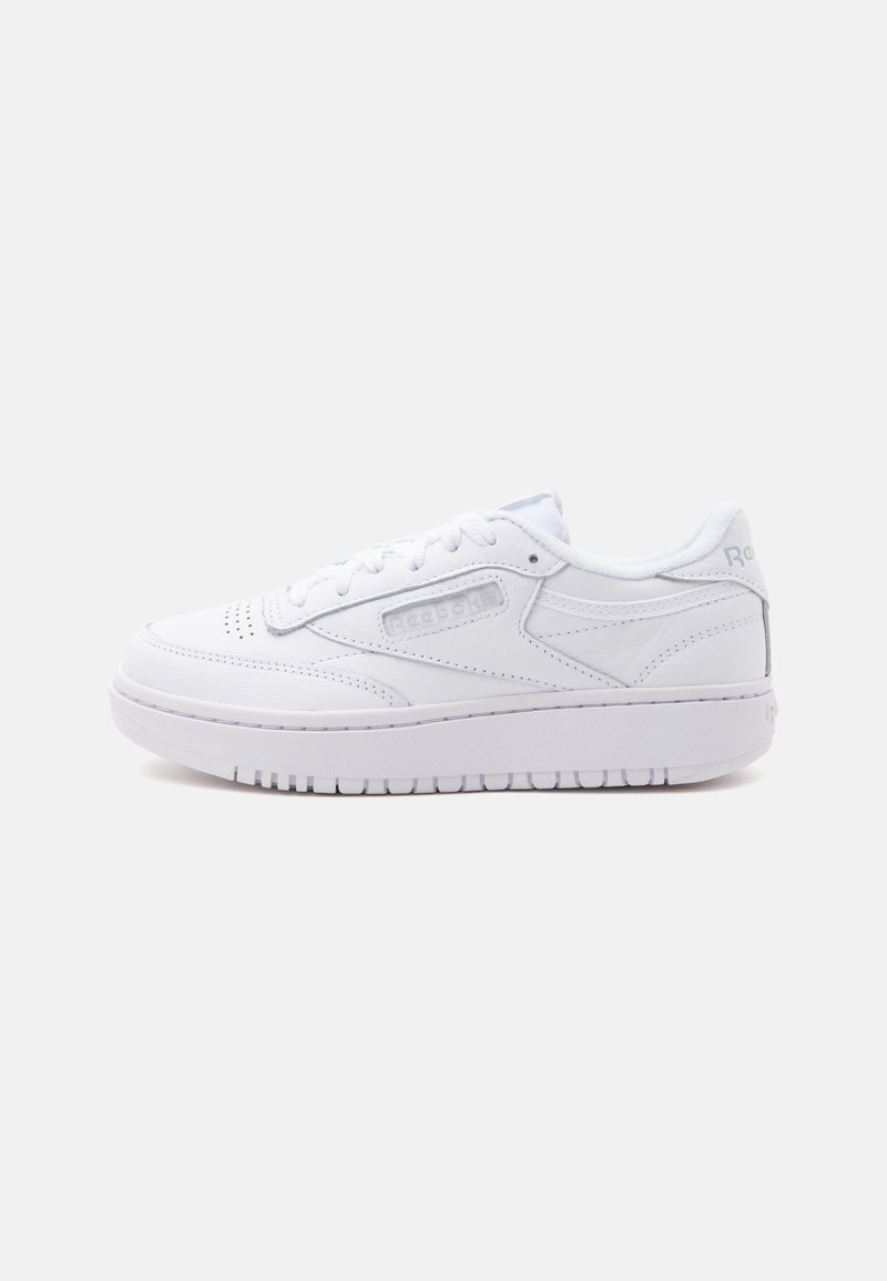 Λευκό ολόλευκο χαμηλό παπούτσι Reebok με κορδόνια στο μπροστινό μέρος, επενδυμένο πέλμα και υφή στη σόλα, εμφανίζεται από το πλάι σε απλό φόντο.