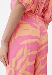 Geprinte blouse in roze en oranje, met een losse pasvorm en korte mouwen, voorzien van een bloemmotief en een geplooid taille-elastiek voor een ontspannen silhouet.