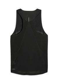 Svart atletisk tanktopp med racerback-design, laget av lett, pustende stoff med nettingbak og flatlocksømmer.