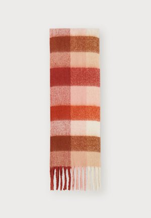 Écharpe en laine avec un motif à carreaux dans les teintes de rouge, orange, rose et crème, avec des bords effilochés. Texture douce et apparence chaude.
