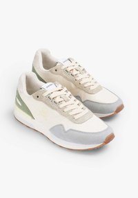 Zapatillas con parte superior de lona crema, acentos de ante gris, lengüeta de nylon verde en el talón y cordones beige. Suela de goma con agarre texturizado. Detalle del logotipo de calavera.