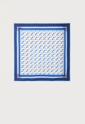 Τετράγωνο μαντήλι με επαναλαμβανόμενο μοτίβο μπλε τρακτέρ στο κέντρο και περιμετρικό σχέδιο σε μπλε ναυτικό και ανοιχτό μπλε με σχέδια φερμουάρ στις γωνίες.