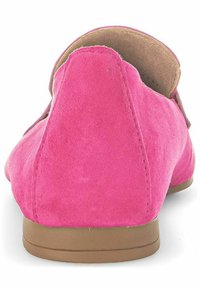Roze suedine instap sneaker met een ronde neus, lage profiel en rubberen zool. Beschikt over een tan interieurvoering en subtiele stikseldetails.
