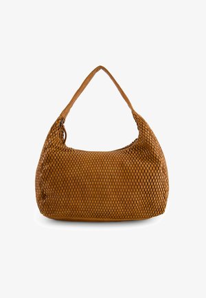 Sac à main en maille marron avec une forme courbée et une seule bandoulière. Présente une surface texturée avec de petits motifs découpés pour la ventilation.