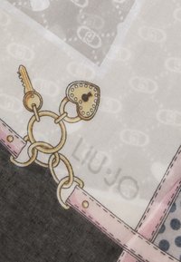 Tessuto decorato con un design di una chiave dorata e un lucchetto a forma di cuore, con accenti di catena e cuciture rosa su una base nera.