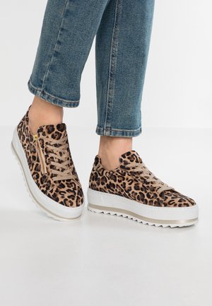 Les baskets à imprimé léopard présentent un dessus texturé, des lacets beiges, un détail de fermeture éclair sur le côté et une épaisse semelle plateforme blanche avec un accent doré.