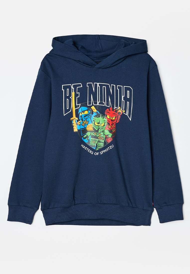Dunkelblaues Hoodie aus Baumwollmischung, mit einem grafischen Design von bunten Ninjas und dem Text "SEID NINJA-MEISTER DES SPINJITZU" in Weiß.