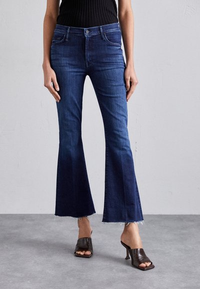 Mother THE WEEKENDER FRAY  - Blugi bootcut - blue denim