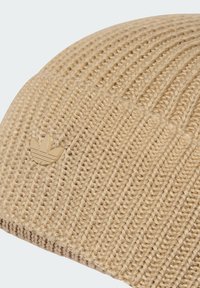 Be�žová pletená čiapka s textúrovaným vzorom, s malým embosovaným logom vpredu, spevneným lemom a hladkým povrchom.