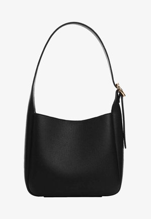 Bolso de mano de cuero negro con una textura suave, parte superior curvada y una sola correa. Presenta un acento de hardware en tono dorado en la correa.