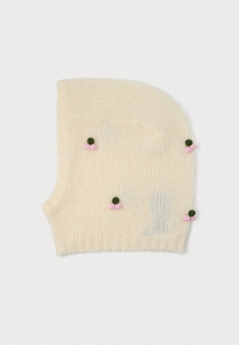 Krēmpelēka adīta balaclava ar maziem zaļiem un rozā pom-pom atslēgām, vienmērīgi izvietotiem audumā.