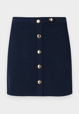 Mini-jupe en tricot côtelé bleu marine avec une taille haute et une rangée avant de six boutons en métal doré.