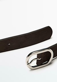 Dunkelbrauner Lederbelt mit glatter Oberfläche, ausgestattet mit einer silbernen ovalen Schnalle und einem schlichten Design, mit einem sichtbaren Einstellloch.