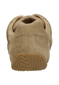Tan suède sneaker met een ronde achterkant, textuur rubberen zool en subtiele stiksels. Zachte binnenvoering zichtbaar bij de opening.