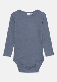 Hosszú ujjú baba body puha, texturált világoskék anyagból, kerek nyakkivágással és patentos záródással az alján.