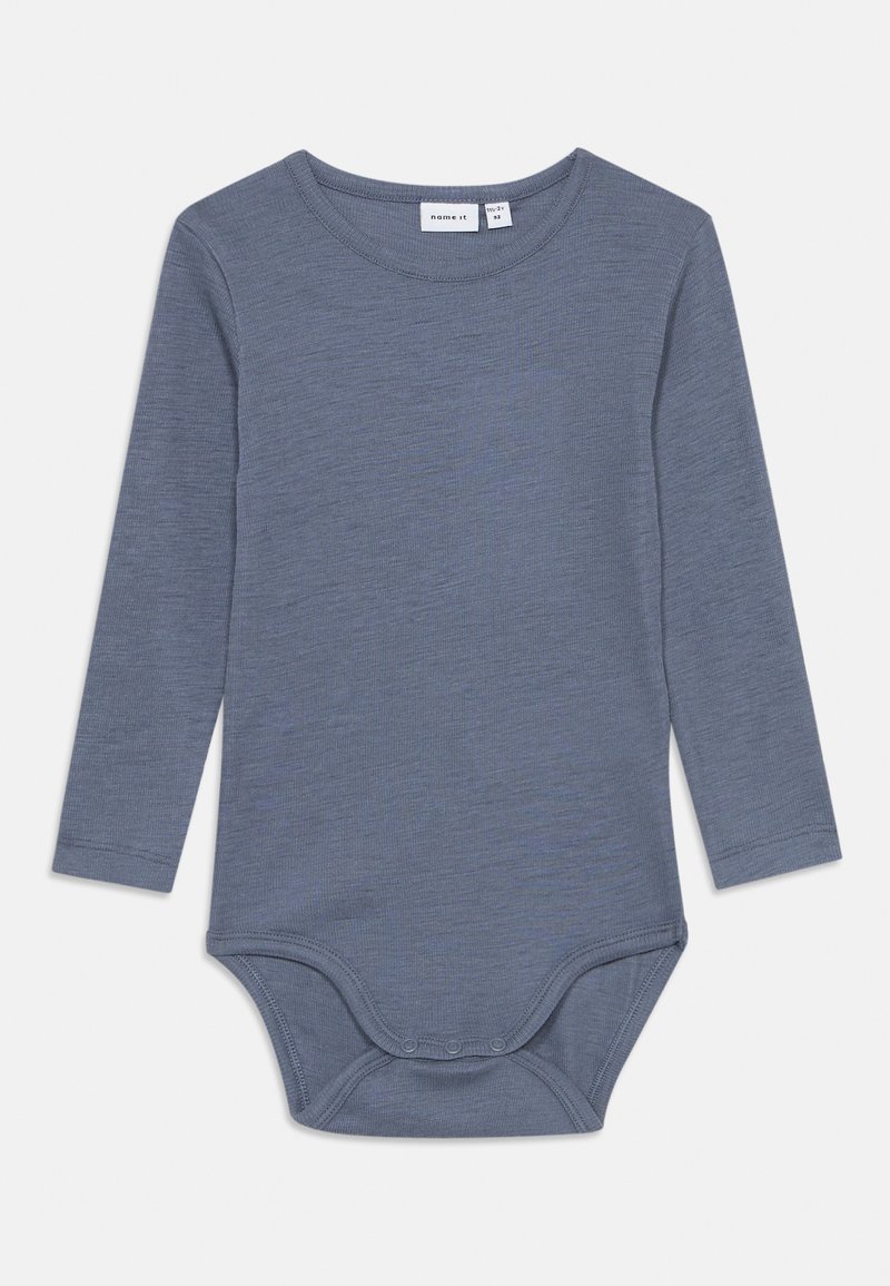 Body per bebé a maniche lunghe in morbido tessuto azzurro chiaro con texture, scollatura tonda e chiusure a pressione sul fondo.