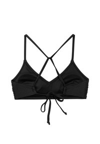 Top de bikini negro con un diseño triangular texturizado, tirantes cruzados ajustables y un cierre de lazo en la parte central de la espalda.
