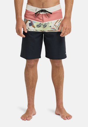 Badehose für Herren mit einem Farbschnitt-Design, oberer Teil in Pink und mit Muster, unterer Teil einfarbig in Marineblau. Verstellbarer Kordelzug in der Taille.