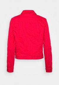 Chaqueta de mezclilla roja con un cuello clásico, mangas largas y un corte ajustado. Costura visible y detalles de botones en los puños y la cintura.