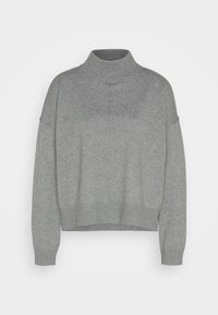 Pull à col roulé gris clair en tricot doux, avec une coupe décontractée, des épaules tombantes et des bords côtelés aux poignets et à l'ourlet.