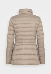 Beige vadderad jacka, quiltad design, hög krage, långa ärmar, slät textur, lätt stoppning och utan synliga detaljer eller accenter.