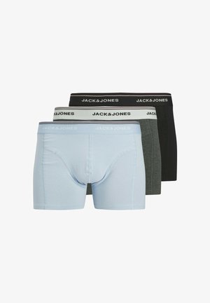 Drie paar herenboxershorts van Jack & Jones in lichtblauw, donkergrijs en zwart, gestapeld en frontaal weergegeven op een witte achtergrond.