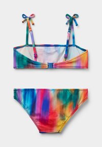 To-delt bikini sæt med et flerfarvet tie-dye mønster. Toppen har justerbare stropper med hægte-lukning; bunden har klassisk skæring.