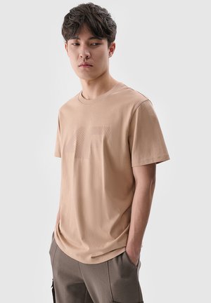 - T-shirt z nadrukiem