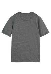 Tricou gri cu mânecă scurtă, realizat dintr-un material texturat. Prezintă un guler rotund și un design simplu, fără ornamente vizibile sau logo-uri.