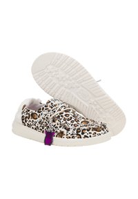 Luipaardprint sneakers met witte nepbontvoering, voorzien van een paarse uil-charme en een gemodelleerde rubberen zool met een sterrenpatroon.
