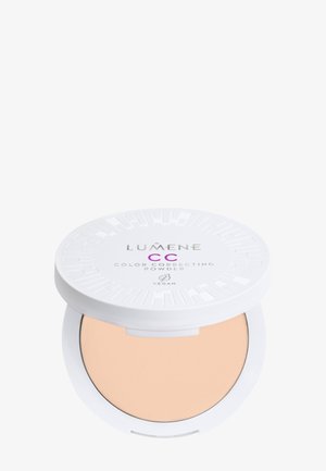 Poudre correctrice de couleur Lumene CC en beige avec boîtier compact rond blanc et étiquette vegan sur le couvercle.