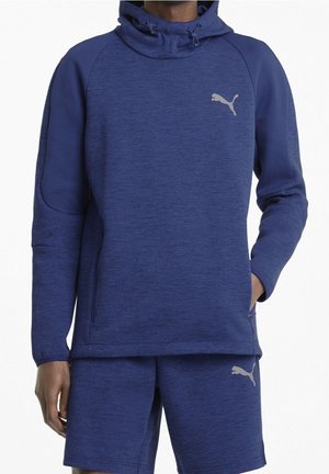 Donkerblauwe sportieve hoodie en korte broek set, gemaakt van gestructureerde stof. Voorzien van een capuchon met trekkoord en een subtiel Puma-logo op de borst.