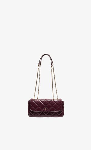 Sac à main en cuir matelassé violet foncé avec bandoulière chaîne dorée et fermeture à rabat, isolé sur fond blanc.