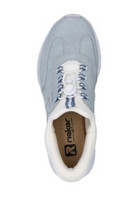 Helles blaufarbenes Wildledersneaker mit weißer Gummisohle. Verfügt über elastische Schnürsenkel und einen gepolsterten Schaft. Innen hat es eine hellbraune Einlegesohle mit "rieker soft" Aufdruck.
