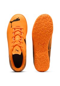 Puma Fußballschuhe, leuchtend orange Obermaterial aus Synthetik mit schwarzen Akzenten, strukturierte Laufsohle für Grip, sechs orange Schnürsenkel, gepolsterte Zunge und Knöchelkragen.
