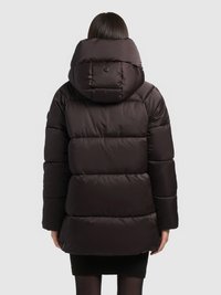 Mörkbrun vadderad jacka med hög krage och överdimensionerad huva, med quiltade partier och dragkedja. Mjukt, glansigt material.