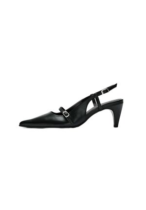Schwarze Leder Slingback-Pumps mit spitzem Zeh, verstellbarem Knöchelriemen mit silberner Schnalle und moderatem konischen Absatz.
